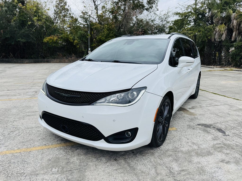 2018 Chrysler Pacifica Limited's photo